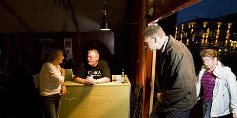 På rundtur i festugens musiktelte