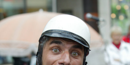 Klovnen BUNO optræder på Store Torv