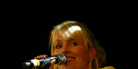 Signe Svendsen med band i Spejlteltet